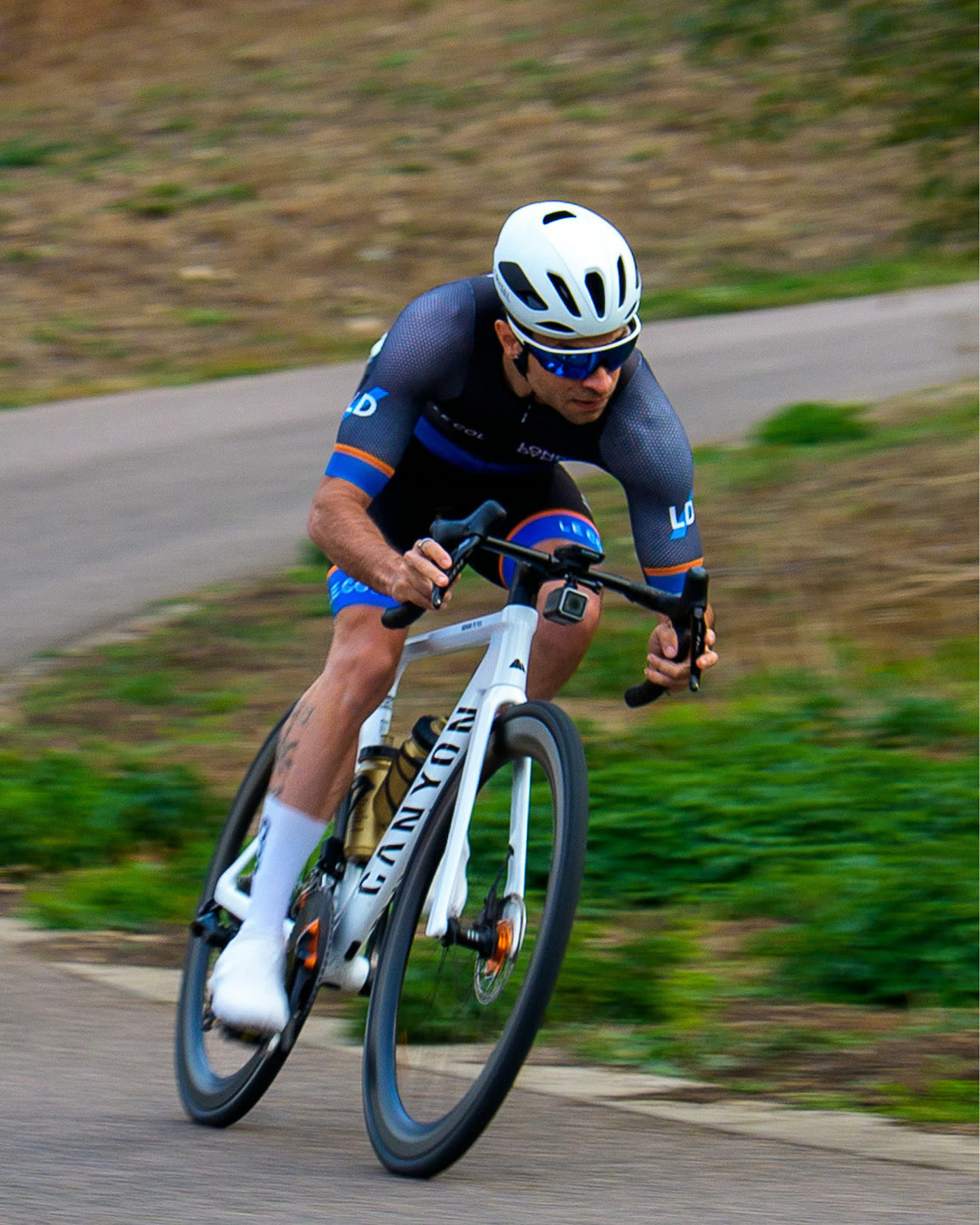 Rodrigo Mattiuz leaning low and fast into a corner on his Canyon in London Dynamo kit